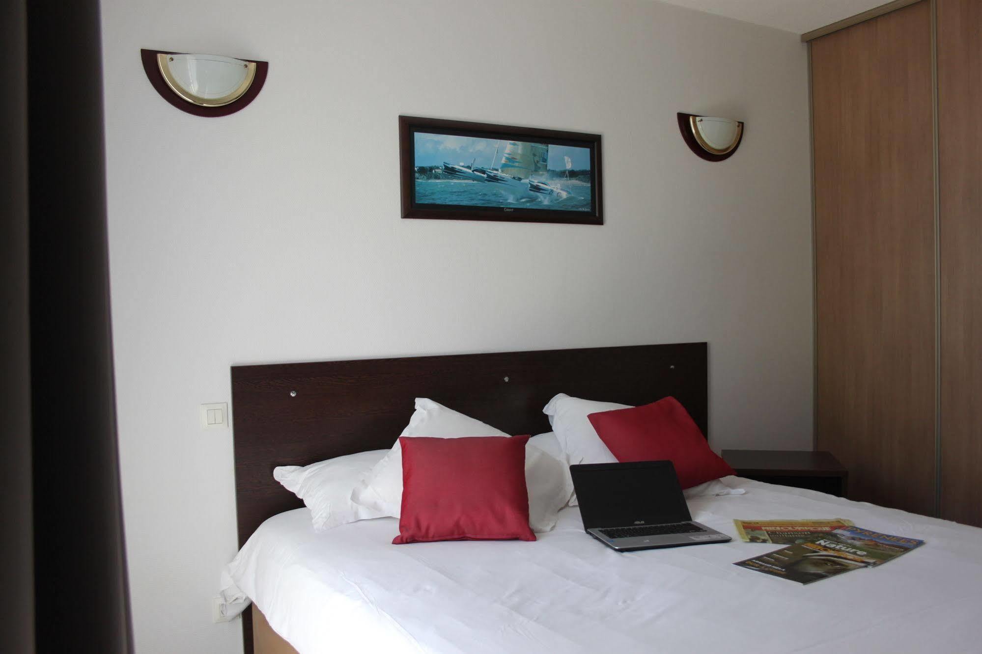 Comfort Suites Pau Idron Bagian luar foto